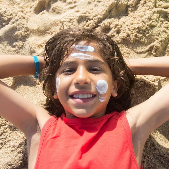 Zonnebrandcrème smeren beschermt je huid  
