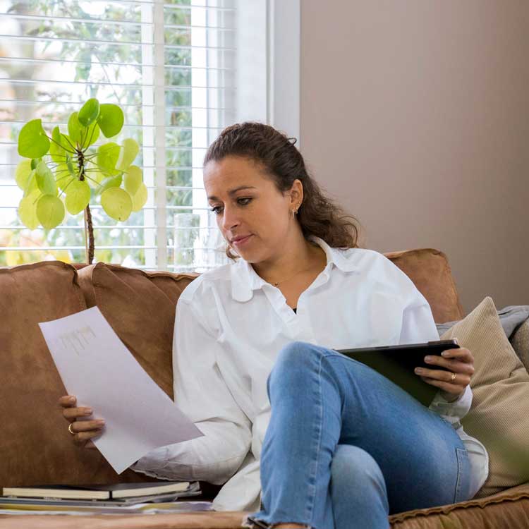 Vrouw doet wat administratie op de bank